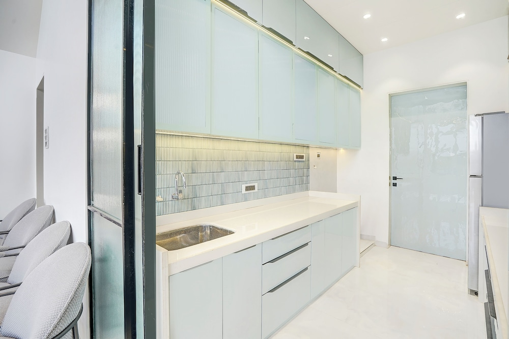 ELIVAAS Meraki Luxe 6BHK Glass Villa
