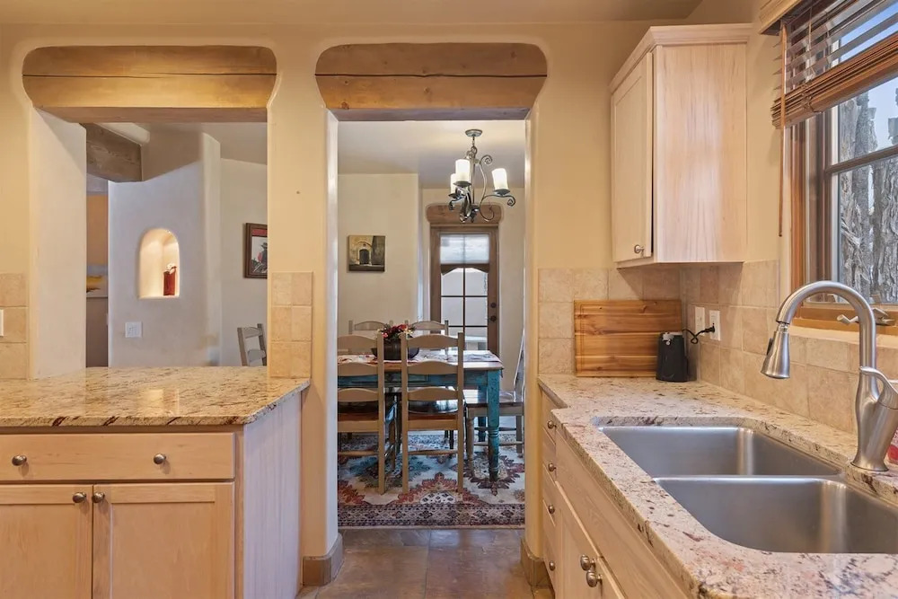 Art Haven - Stylish Southwestern Comfort, Walk to The Plaza