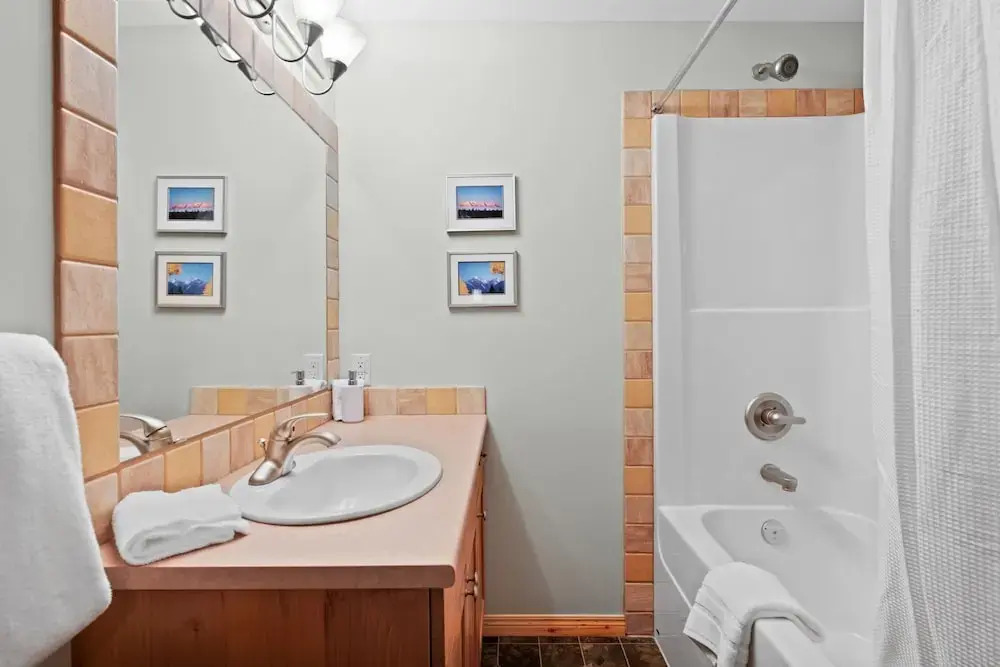 MODERN 4,500 sqft Ski Chalet: 5 Br + 6 Ba | Pool Table | Pool + PRIVATE Hot Tub