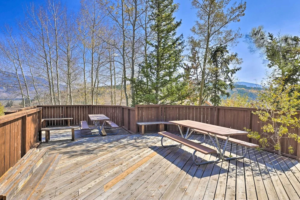Ski, Shred & Tube: Mtn-view Condo in Silverthrone!