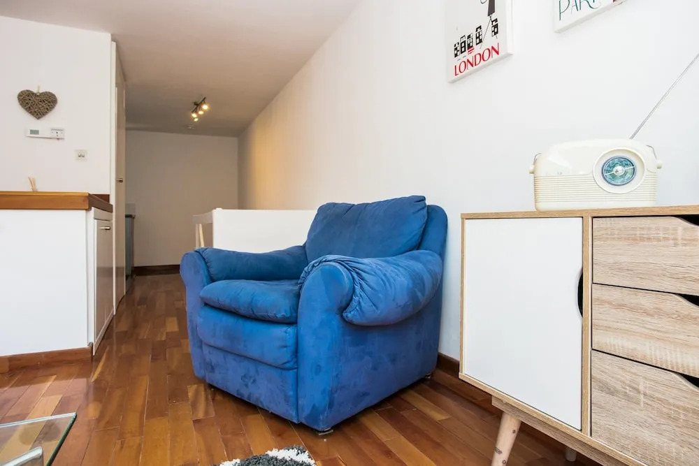 2 Bedroom Flat In Old Street With Private Balcony