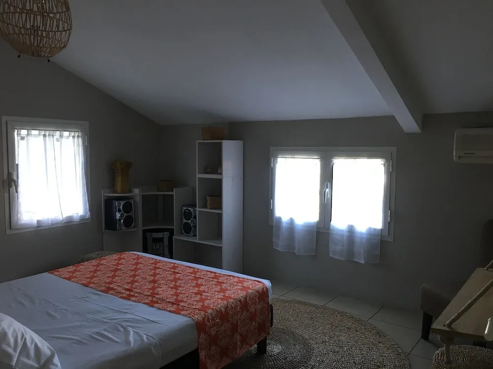 House With 5 Bedrooms in Etang Salé, With Wonderful Mountain View, Enc