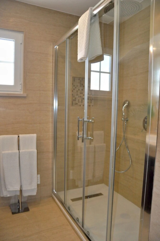 Fantastic for Family Gatherings, Optional Pool Heating, Free Air Con Wifi