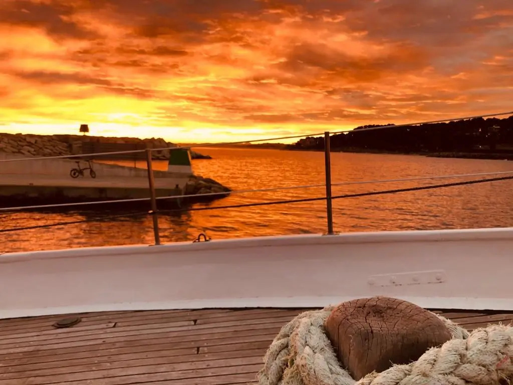 Un barco clásico con alma propia cerca de Barcelona