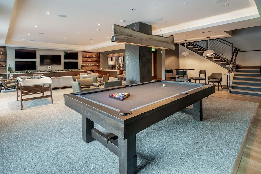 New Listing! Designer Ski-in/ski-out W/ Pool & Gym 3 Bedroom Condo