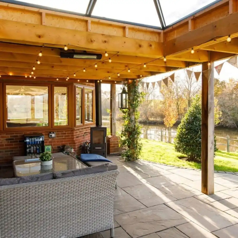 Serene Riverside 6BR Luxury Retreat in Curdridge