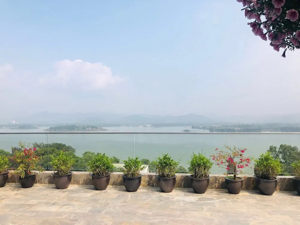 Lakeside Dailai Hotel