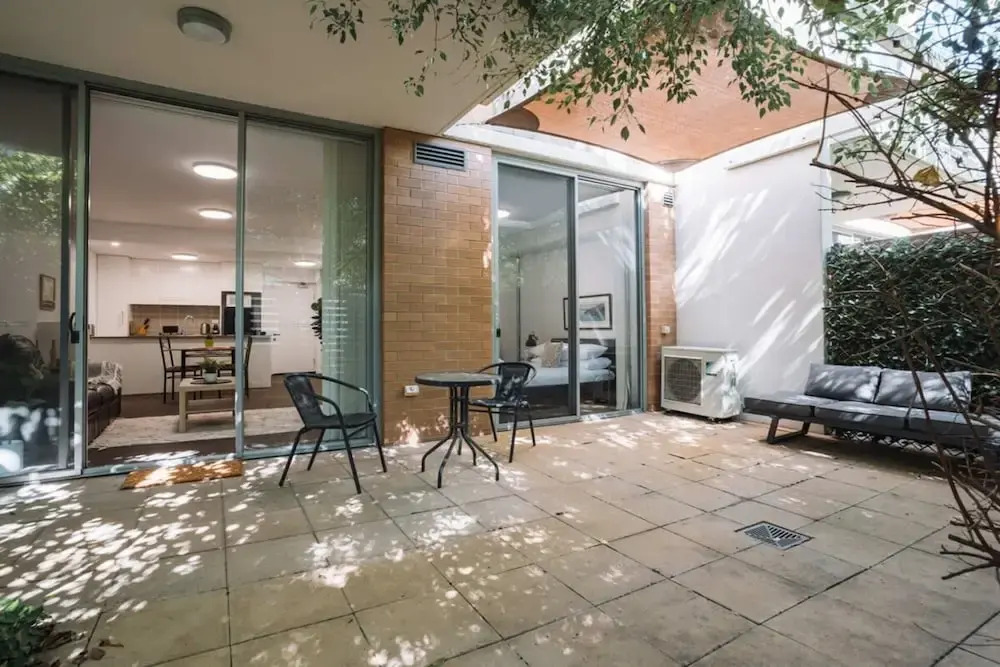 Comfy 1-bed With Spacious Courtyard & Parking