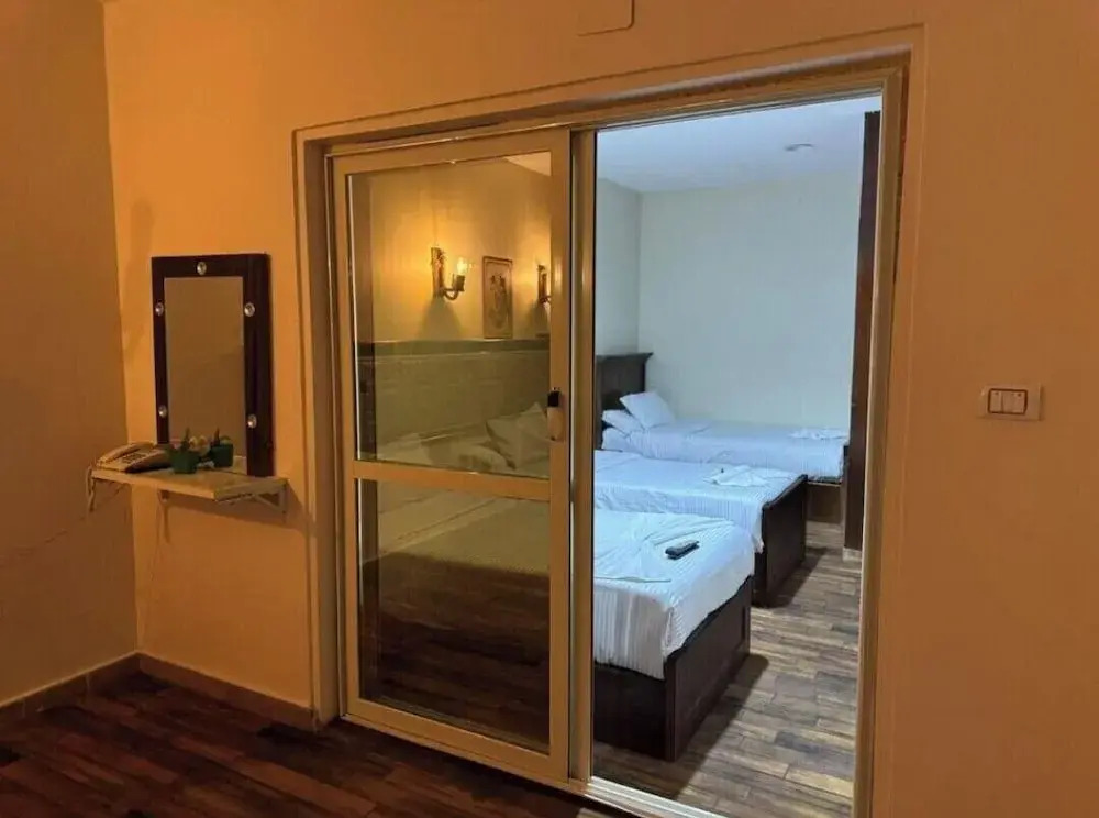 lora Altahrir hotel