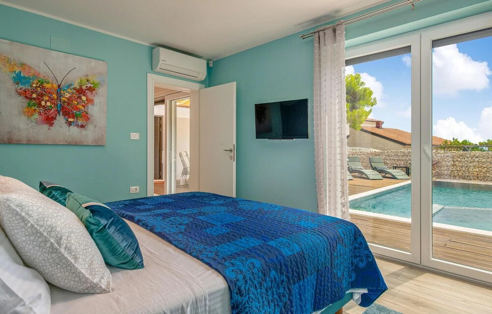 Nice Home in Medulin with Outdoor Swimming Pool, Hot Tub & 4 Bedrooms