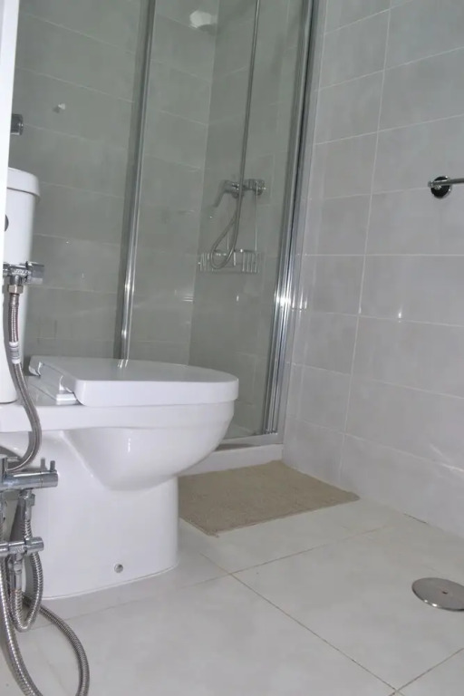 Stunning 2 Bedroom Apartment Fully Refurbished With Air-conditioning
