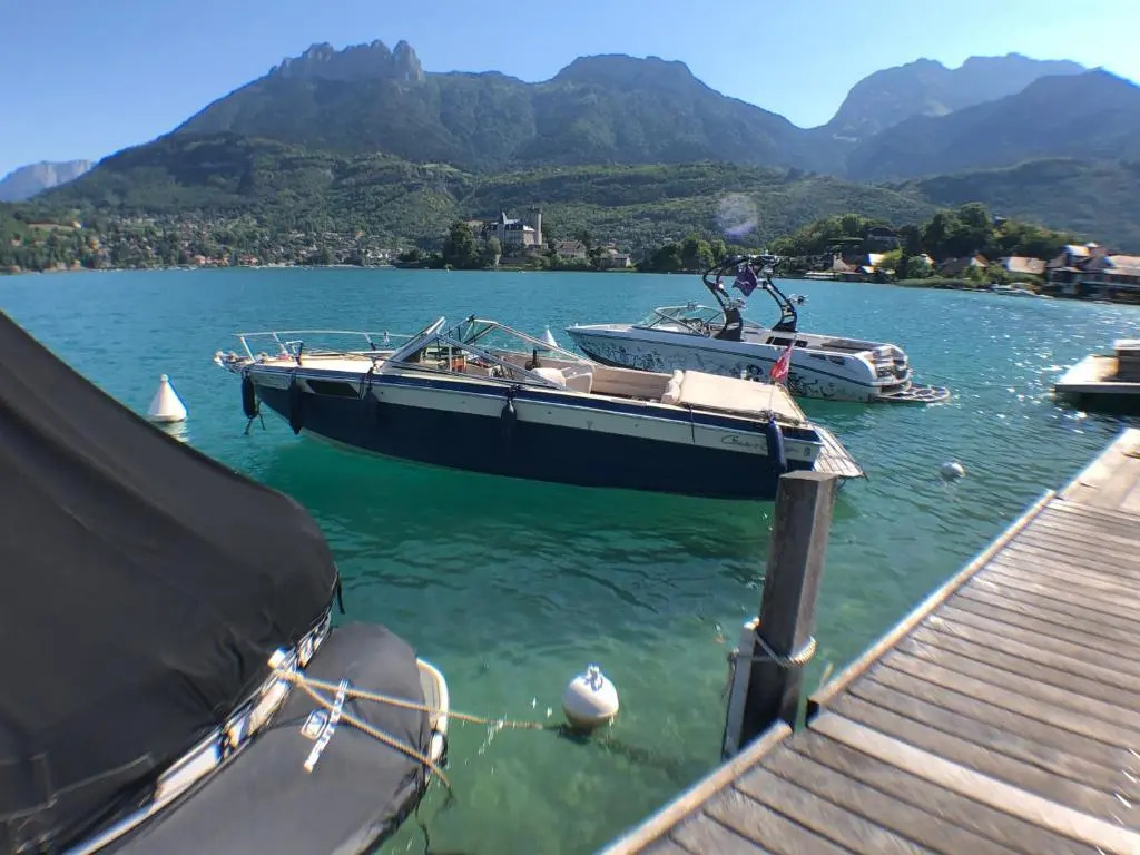 Situation exceptionnelle pour ce cosy studio avec terrasse SUR LAC, dans résidence avec PLAGE et ponton PRIVEE