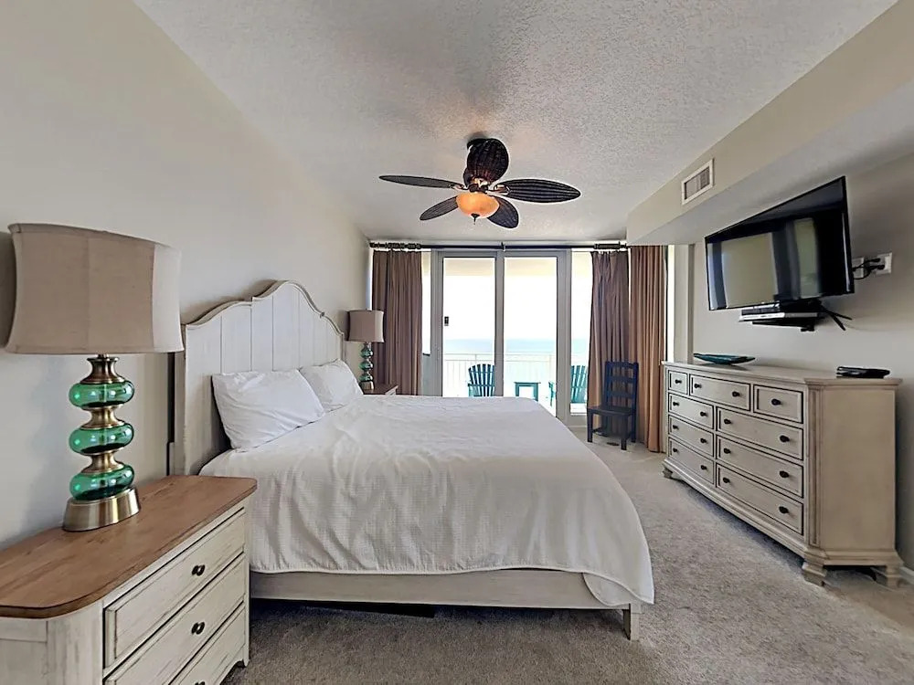 The Colonnades 302