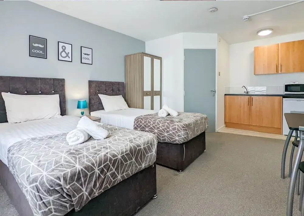Group Stay Deasls on Outfield 5BR House w 10 Beds