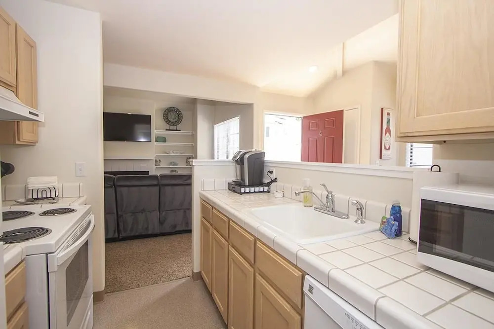 Beautiful 2 Bedroom Detached Apartment, Walk to Downtown Monterey and Fishermans Wharf