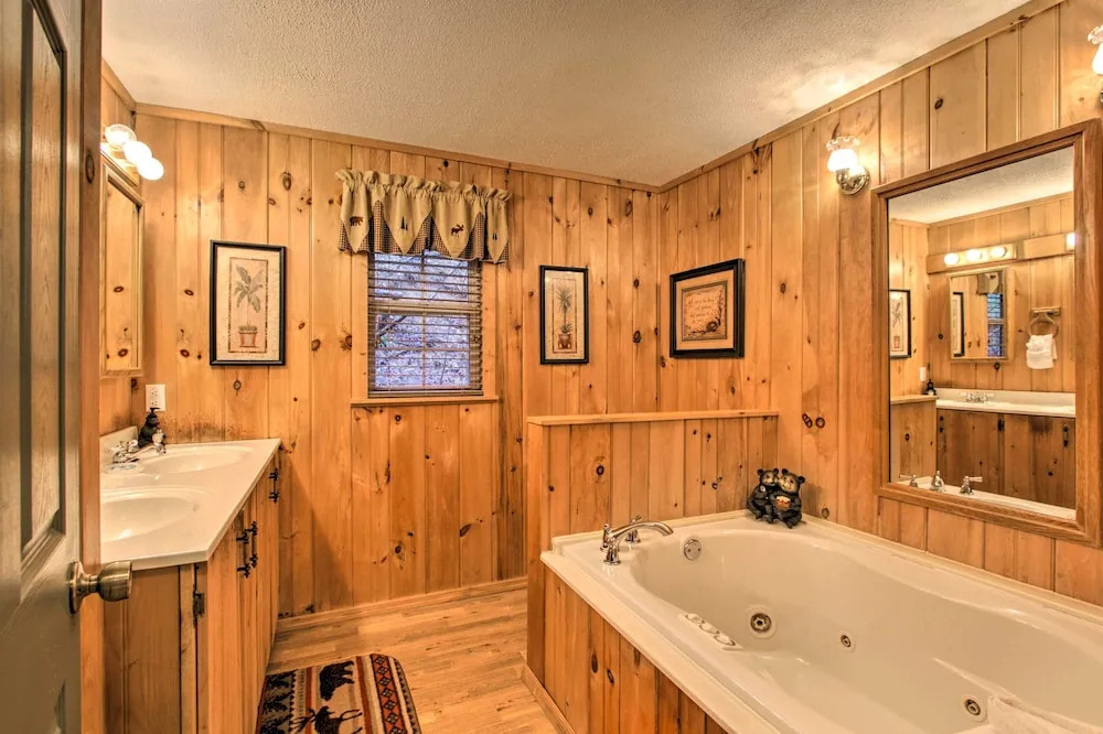 Private Gatlinburg Cabin: Pet Friendly w/ Hot Tub!