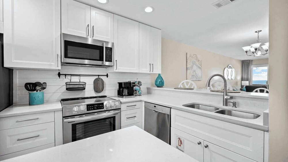 Blue Marlin by Avantstay Beachfront w/ Views, Pool Access, Beach Chairs