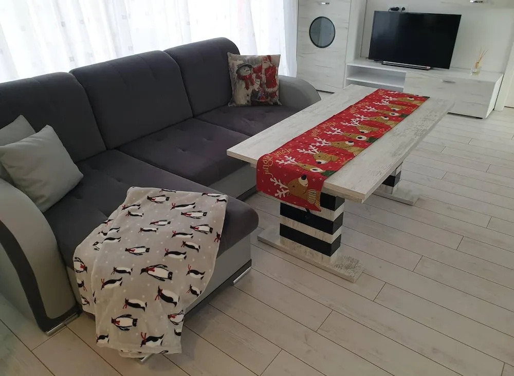 2-bed - Sleeps 4 - With Parking