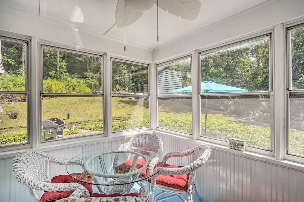 Stockbridge Home: Walk to Town Beach!