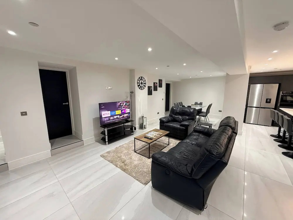 Luxury Home 5 Bedroom 3 Bathroom Games Room Parking