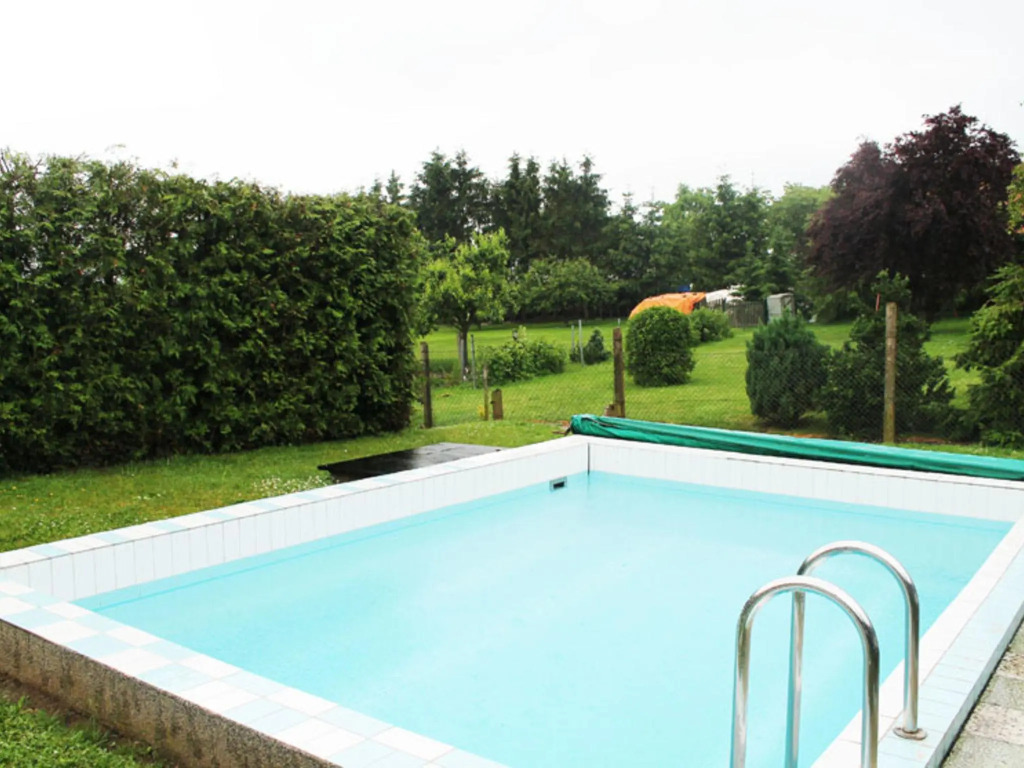 Schone Zweizimmer-ferienwohnung mit Pool im Garten