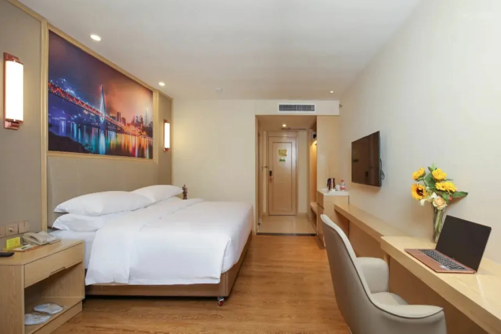 Vienna Hotel (Chongqing Nanping Nanbin Road Metro Station Branch)