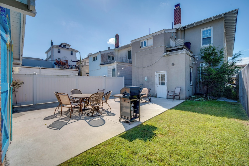 Ventnor City Getaway w/ Yard: 2 Blocks to Beach