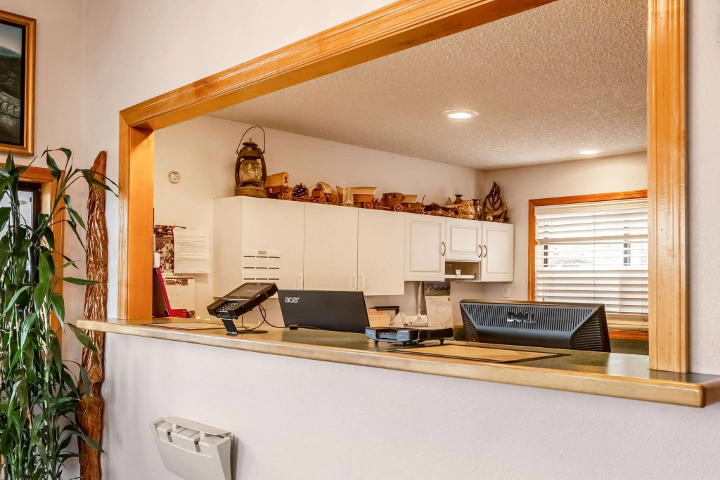 Econo Lodge Inn & Suites Madras