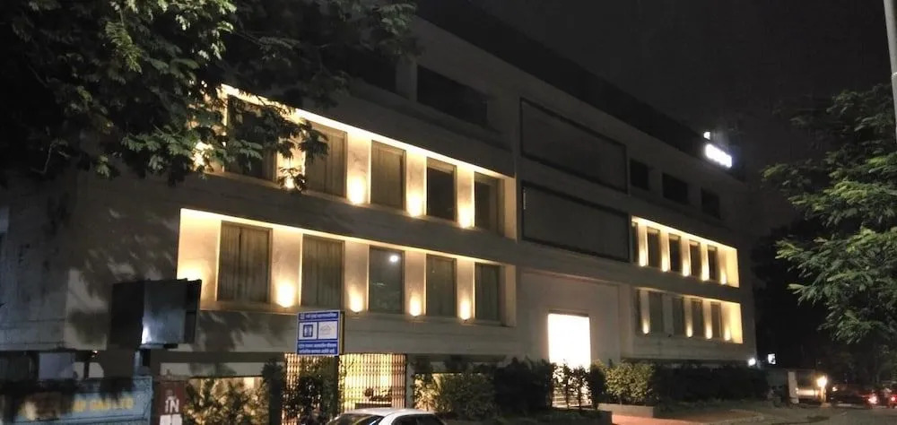 Seasons Hotel