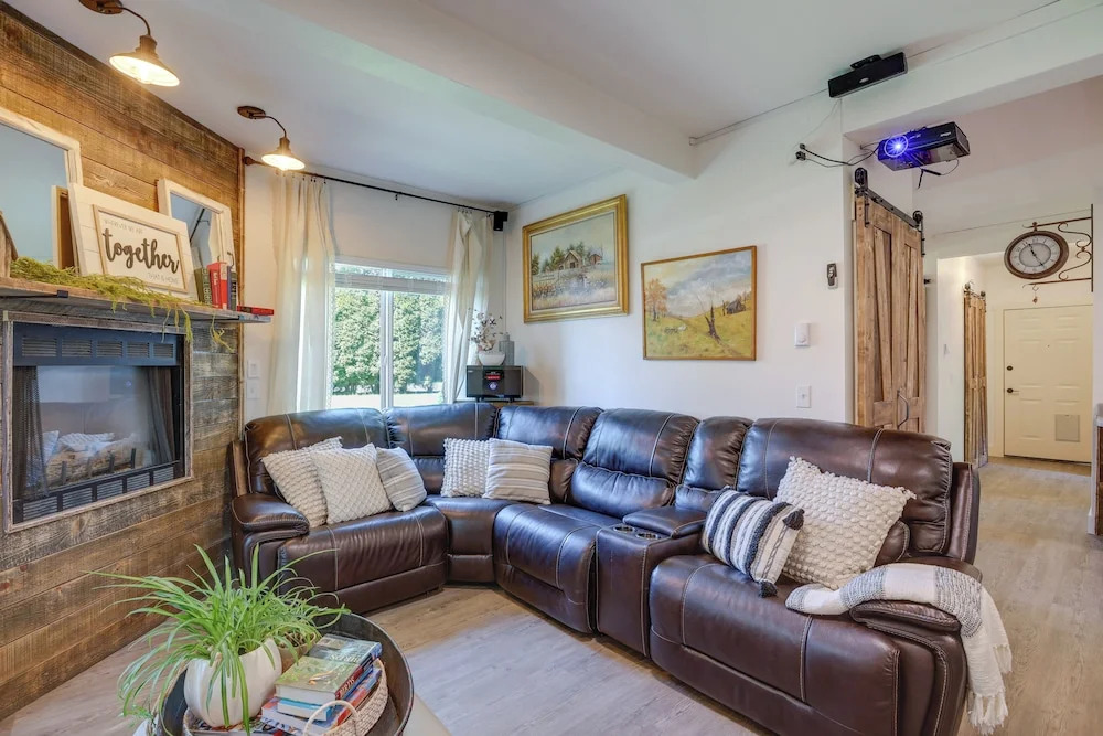 Farmhouse w/ Private Hot Tub < 1 Mile to Birch Bay