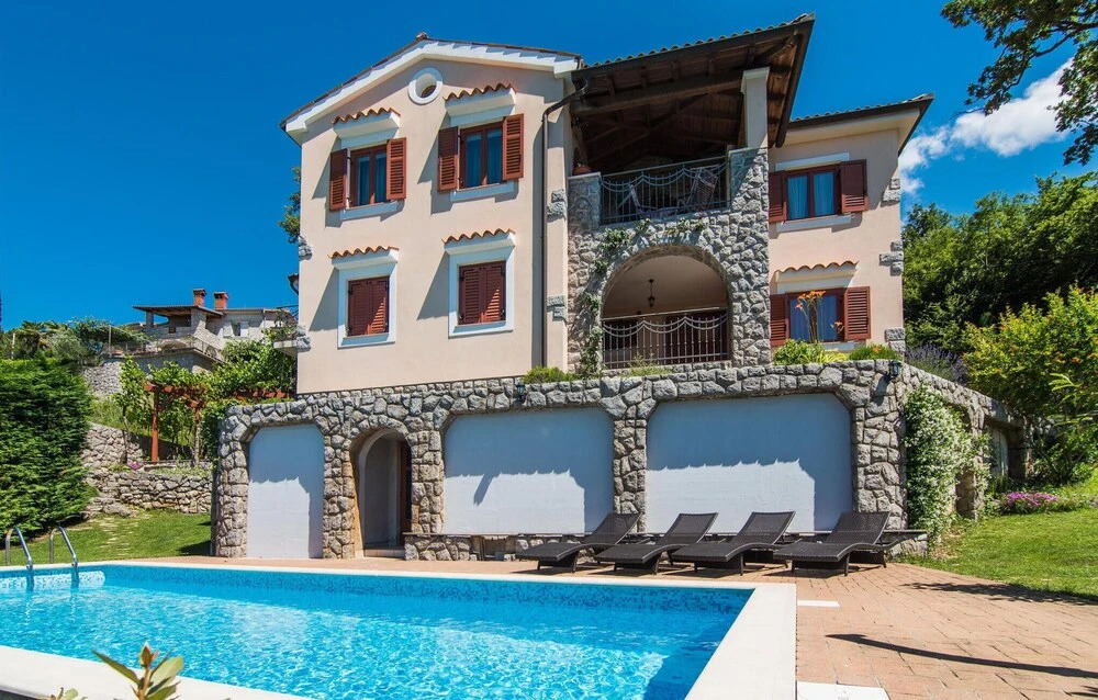 Stunning Home in Icici With Sauna, Wifi and 4 Bedrooms