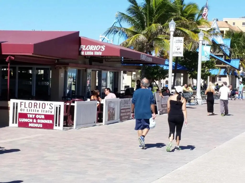 Hollywood Broadwalk Oceanside Hotel