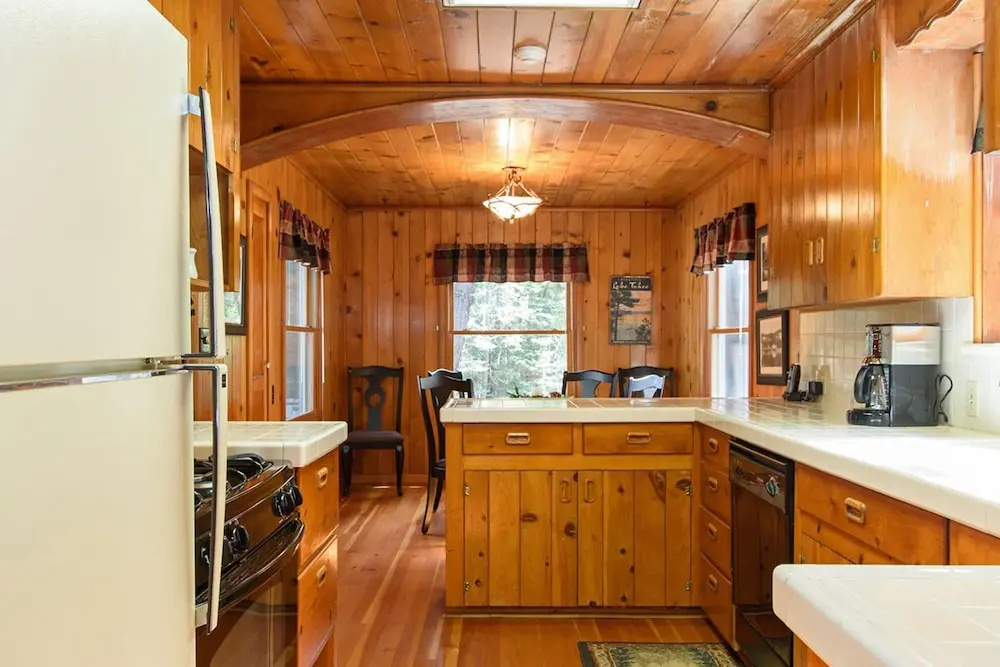 1545 West Lake Getaway - HOT Tub, Walk to Lake & Sunnyside