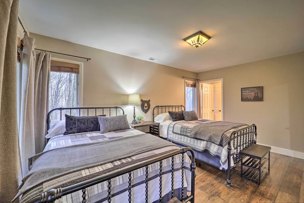 2 Mi to Slopes: Luxe Beech Mtn Cabin w/ Hot Tub