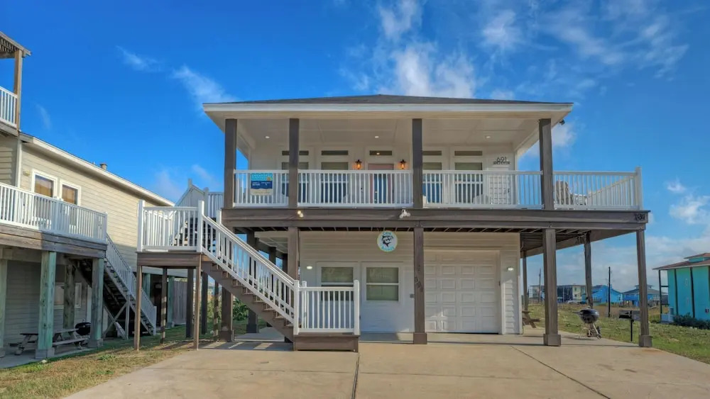 Steps to Beach, Balcony, Ocean View Golf Cart Zone Casa Rosada by Avantstay
