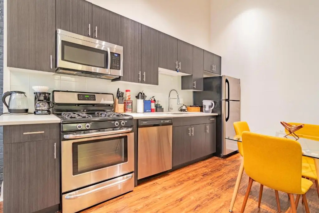 McCormick Place modern and cosy 420 friendly gem on Michigan avenue with optional parking for 6 guests