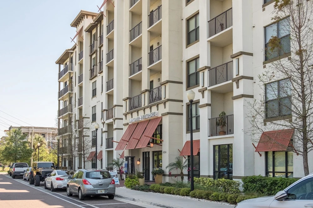 Gorgeous Apartments near Int'l Plaza