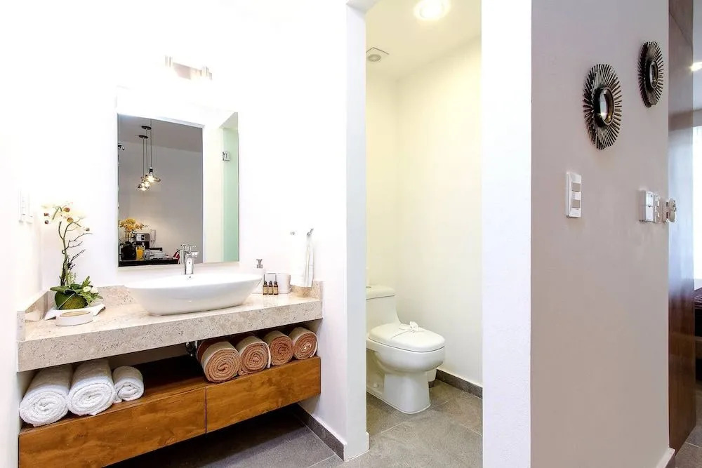Charming, Huge & Bright Studio on the New 5th Avenue, 3 Blocks From the Beach!