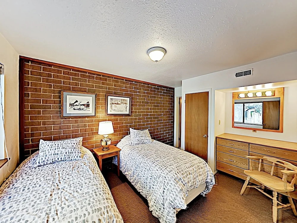 New Listing! Townhome W/ Sauna: Walk To Lifts 3 Bedroom Townhouse