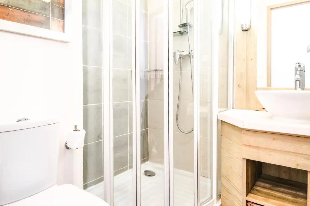 Charming 6th-floor 2-bedroom apartment with fireplace