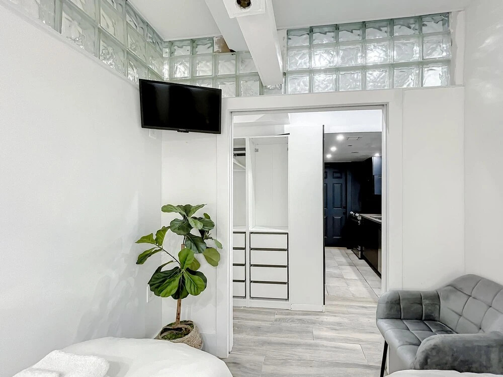 3 Room Beachfront Art Deco 4 Queen 6 Single Beds