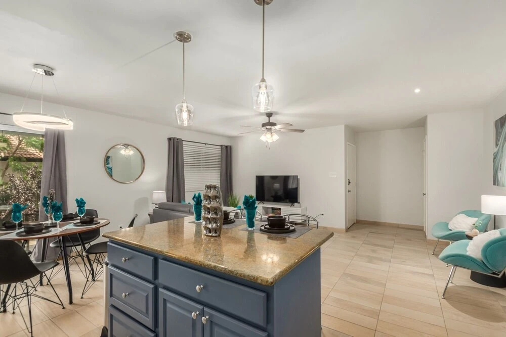 Thomas N6 Phoenix 2 Bedroom Condo by Redawning