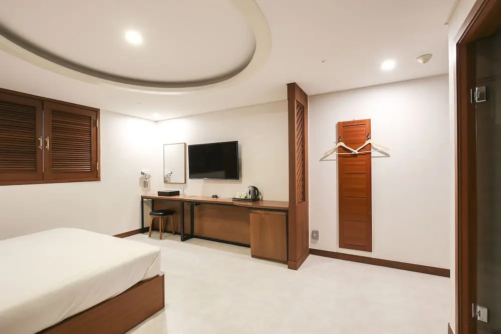 Themepark Tourist Hotel