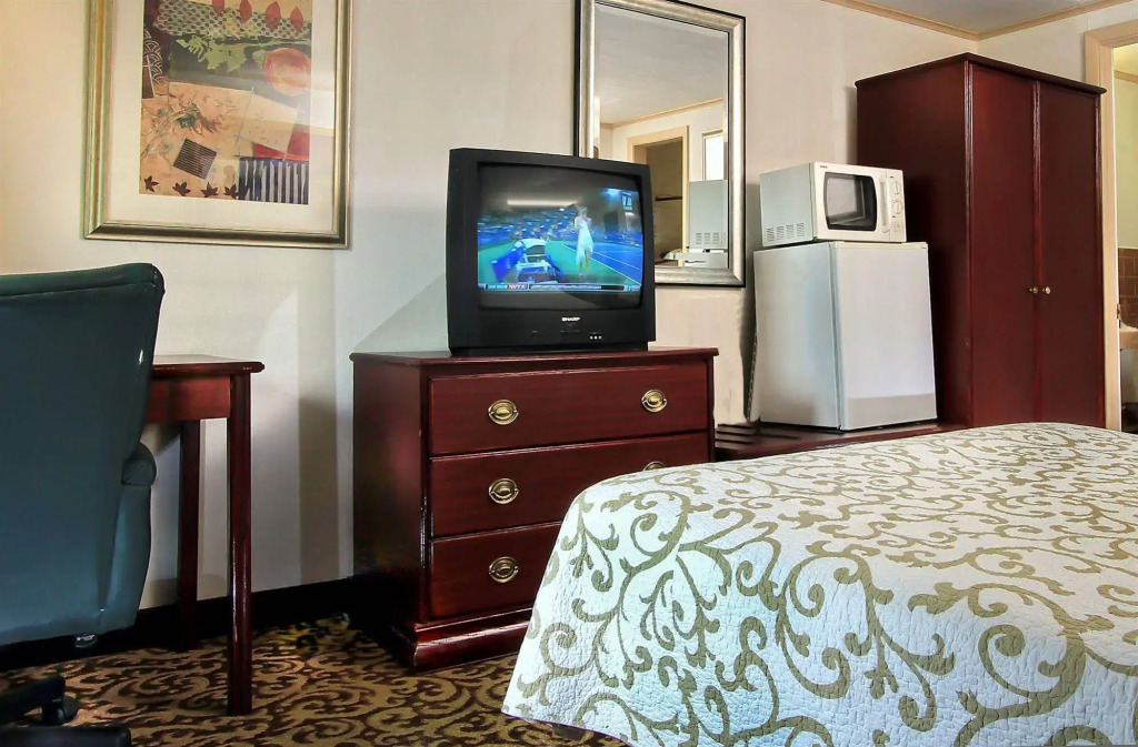Happy Bear Motel