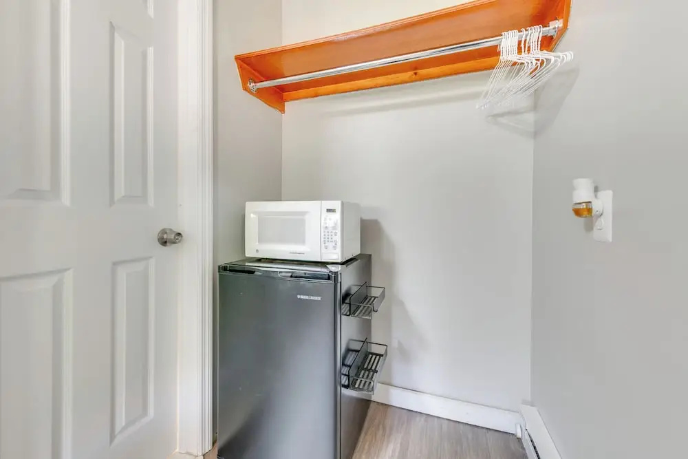 Cozy Room Near Schroon Lake Marina, Town & Beach