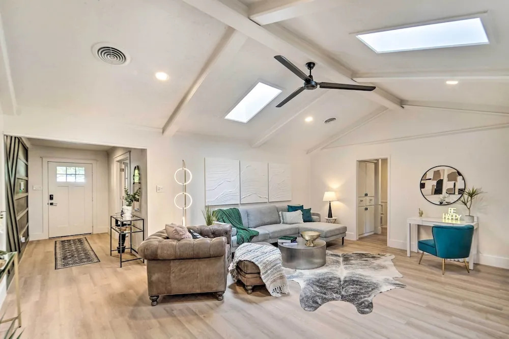 Luxurious Lubbock Home: Fire Pit, Outdoor TV!