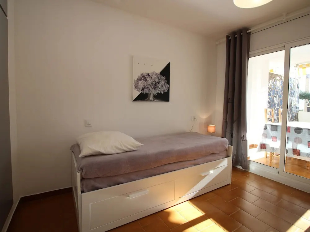 2 bedroom apartment within walking distance to the beach