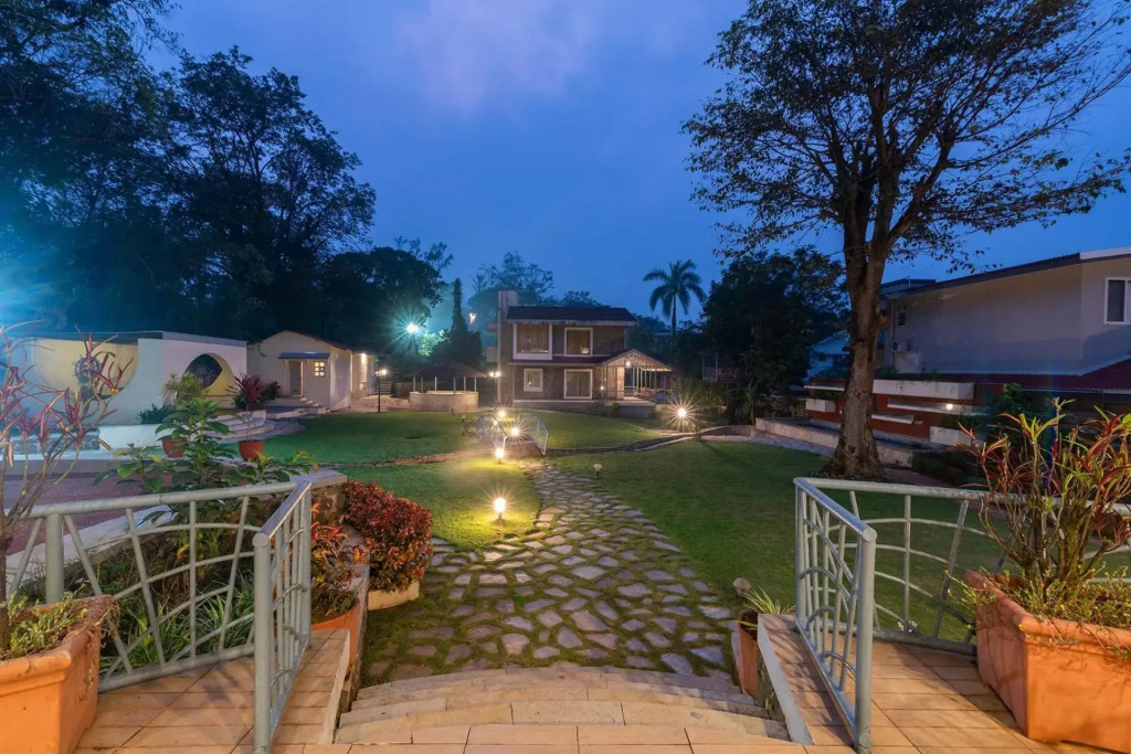 StayVistas Shantam House - Dive into relaxation with a pool and tennis lawn