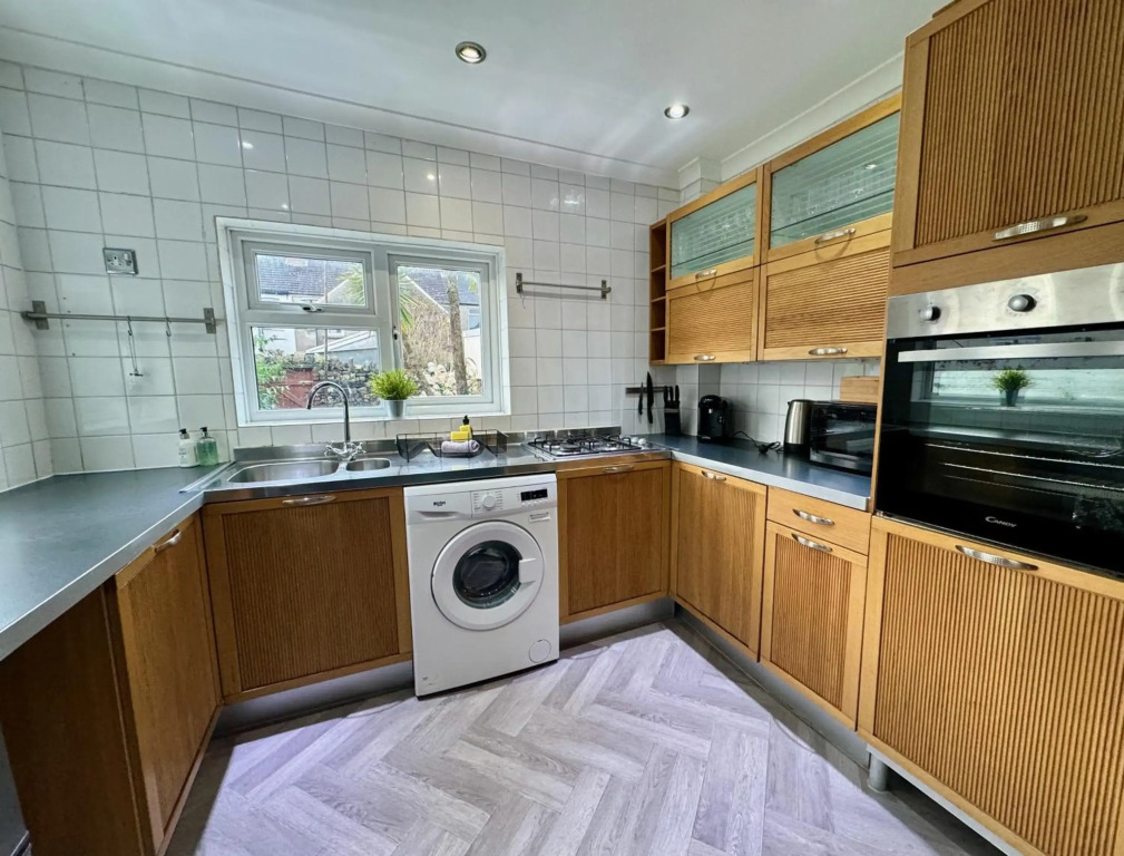 Large CityCentre Townhouse & Hot Tub, Pool Table and Offroad Parking