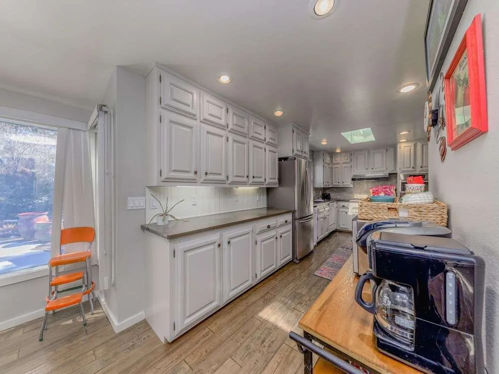 Hill Top Mountain View - Four Bedroom Cabin with Hot Tub